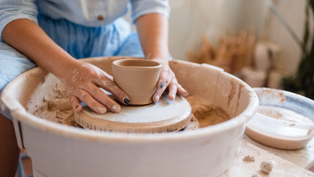 Warsztaty ceramiczne gdańsk - toczenie na kole garncarskim