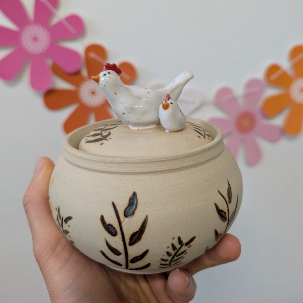 Ceramiczny pojemnik Boropot z pokrywą z figurkami kury i kurczaka, korpus z beżowej gliny w malowane gałązki