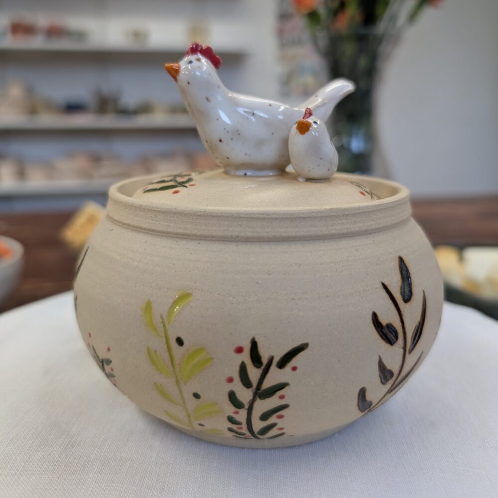 Pojemnik ceramiczny z kurkami trzymany w dłoni, widać wielkość naczynia